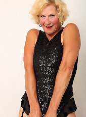This horny mature blonde cunt knows how to arouse